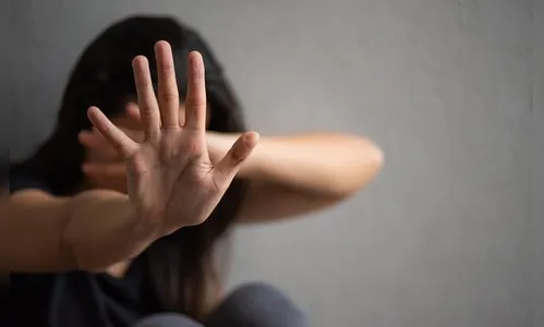 Marido agride esposa e depois a tranca dentro de casa