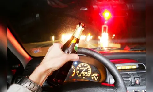 Motorista é flagrado dirigindo bêbado com copo de bebida na mão