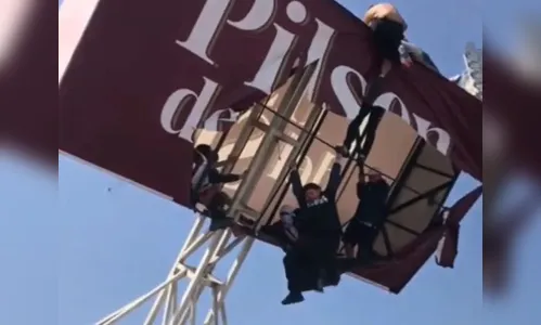 Parte de estrutura de estádio no Chile desaba e deixa feridos; veja