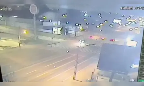 PR: Câmera flagra caminhonete furando sinal e causando acidente; veja