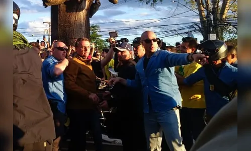 Jair Bolsonaro promove motociata em Londrina; assista