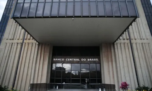 Mesmo com as expectativas de inflação ainda num patamar alto, o Comitê de Política Monetária (Copom) do Banco Central manteve a taxa Selic