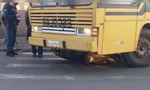 Moto vai parar debaixo de ônibus escolar em Arapongas; Samu é chamado