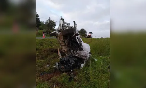 Motorista de carro morre ao bater de frente com caminhão, na PR-438