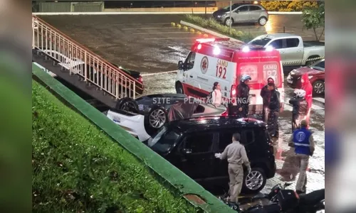 Carro com três estudantes cai de estacionamento de faculdade