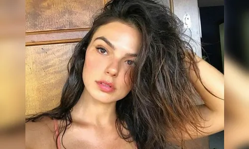 Isis Valverde exibe boa forma ao publicar vídeo praticando yoga