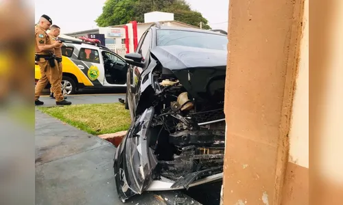 Motorista destrói carro ao bater na parede de igreja, em Apucarana