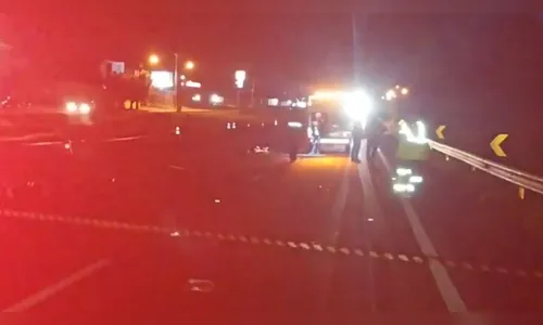 Motociclista bate contra caminhão, cai na pista e sofre atropelamentos