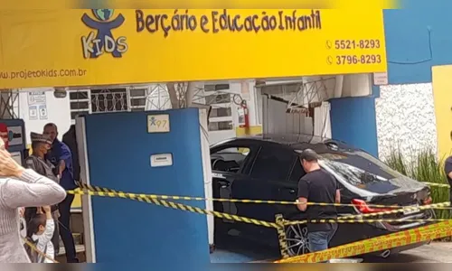 Carro de luxo invade escola e mata criança de 4 anos