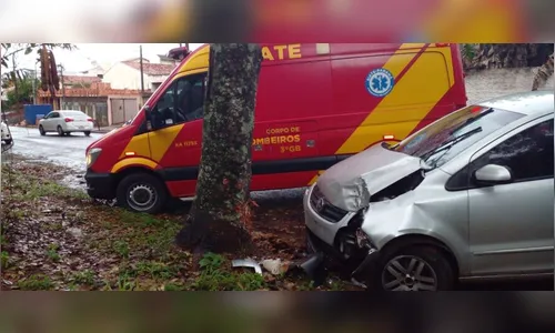 Motorista fica ferido após bater carro contra árvore