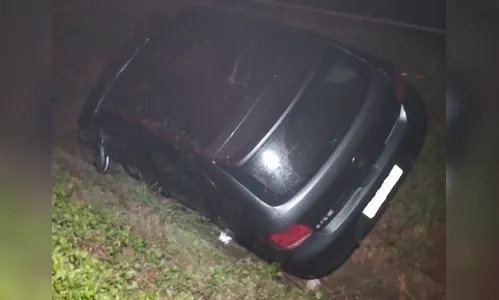 Carro sai da pista e cai em canaleta na BR-376