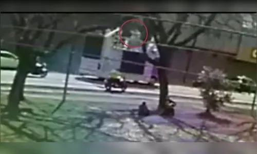 Câmera registra queda de seis pessoas de trio elétrico no Paraná; veja