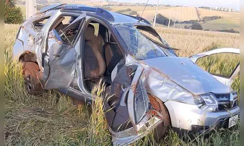 Carro capota na madrugada e só é encontrado no início do dia