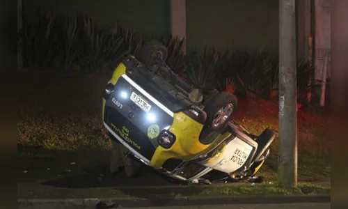 Policiais ficam feridos após capotarem viatura durante perseguição