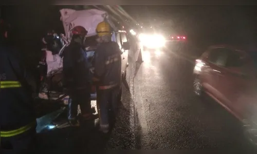Acidente entre carro e caminhão resulta em morte na BR-376, no PR