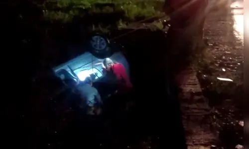 Motorista morre após perder controle de veículo e cair em rio, no PR