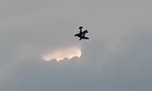 Vídeo: aviões de acrobacias se chocam, ficam presos e caem