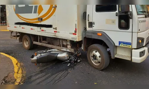 Vídeo mostra acidente entre caminhão e motocicleta em Apucarana