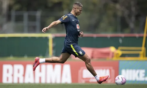 Atacante da seleção critica uso da camisa como símbolo político