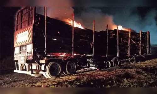 Carreta carregada com eucalipto pega fogo na PR-272, em  Faxinal