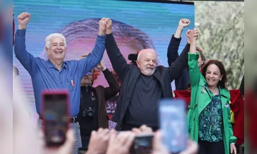 Em comício em Curitiba, Lula faz discurso em defesa das minorias