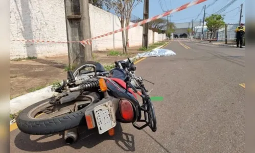 Motociclista morre ao bater em poste e ser arremessado contra árvore