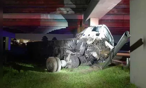 Caminhoneiro sobrevive após caminhão cair de viaduto no Paraná