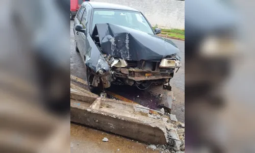 Motorista fica ferido após carro bater contra poste em Arapongas