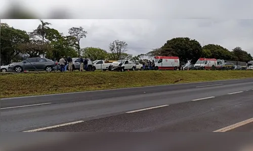 Sequência de quatro acidentes forma engavetamento na BR-376