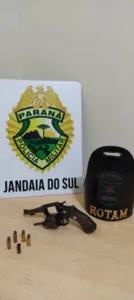 O suspeito tentou fugir e arremessou a arma de fogo sobre o teto do veículo, mas foi detido