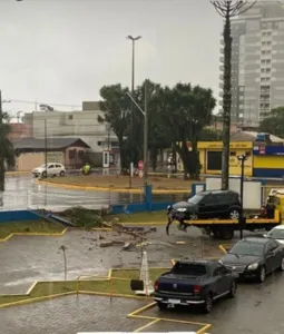 O veículo invadiu o estacionamento da escola depois de derrubar a mureta na madrugada desta quarta-feira (21)