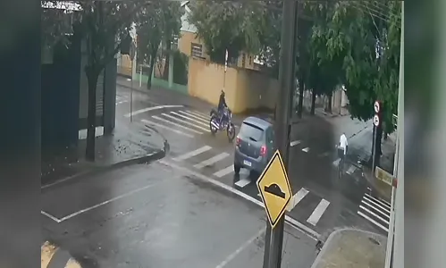 Câmera flagra colisão entre ciclista, moto e carro em Arapongas; veja