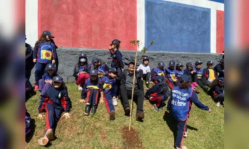 Estudantes aprendem a preservar o meio ambiente plantando árvores