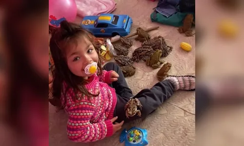 Menina de 2 anos brinca com sapos na cama e viraliza nas redes; vídeo