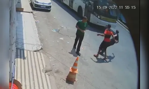 Homem empurra irmão na frente de ônibus em movimento; assista