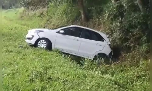 Quatro pessoas ficam feridas em colisão de carros na PR-407