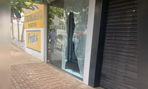 Câmeras flagram ladrão quebrando vitrine de loja em Apucarana; veja