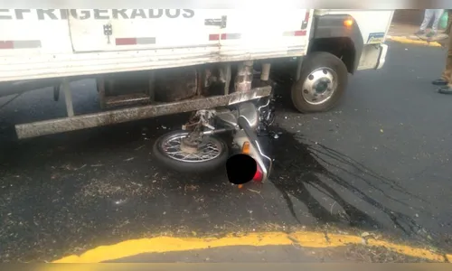 Moto vai parar embaixo de caminhão após acidente em Apucarana