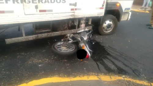 Um motociclista, de 23 anos, foi para debaixo de um caminhão durante uma colisão registrada na manhã deste sábado (3)