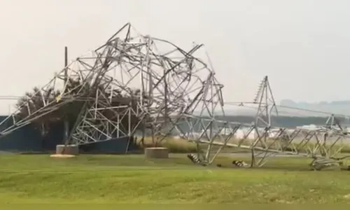 Temporal derruba torre, árvores e destelha casas em Cascavel; vídeo