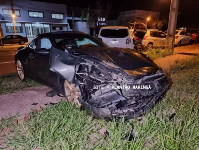 Veículo avaliado em mais de R$ 1 milhão é destruído após acidente
