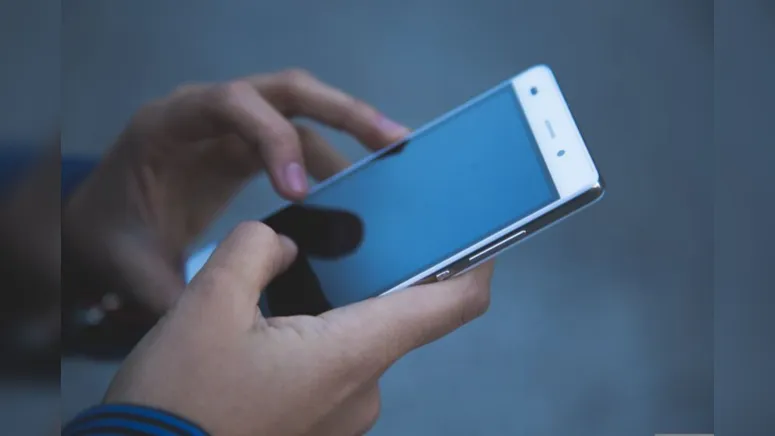 A proibição do uso do celular dentro da cabine de votação tem gerado muita especulação