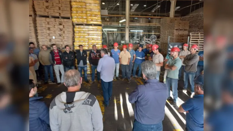 O candidato a deputado federal realizou uma caminhada pelo comércio do município e passou empresa Nutrimil