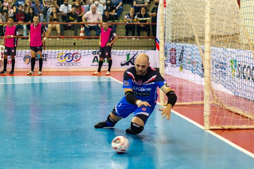 Com Lagoão lotado, Apucarana Futsal vence e fica perto da Série