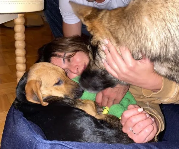 A cachorrinha foi adotada por Fernanda recentemente, depois que seu noivo, Victor Sampaio, a encontrou abandonada em uma estrada