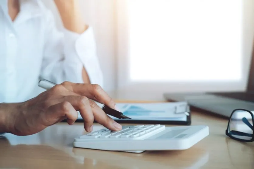 A primeira coisa que você tem que aceitar sobre viver com salário mínimo é que você não vai viver bem