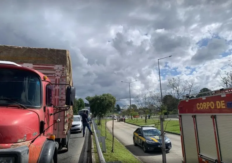 Devido ao acidente, uma das pistas da Linha Verde foi fechada, o que afetou o trânsito na região