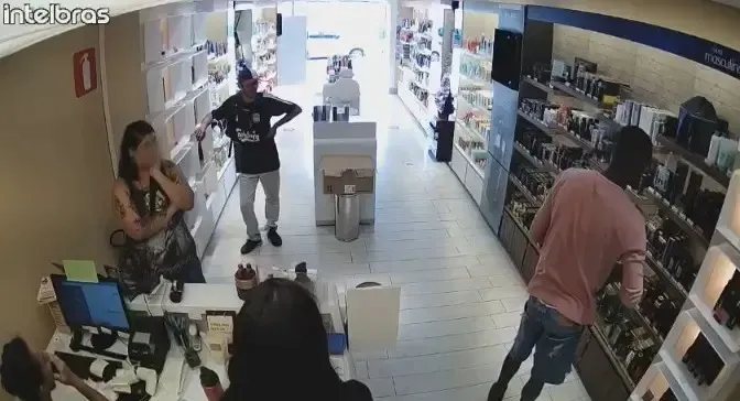Os bandidos invadiram uma loja de cosméticos e causaram um prejuízo estimado em R$ 2,5 mil