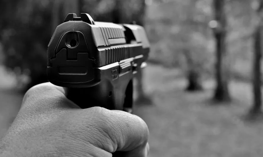 Os policiais apreenderam no local 15 estojos de calibre 9 milímetros