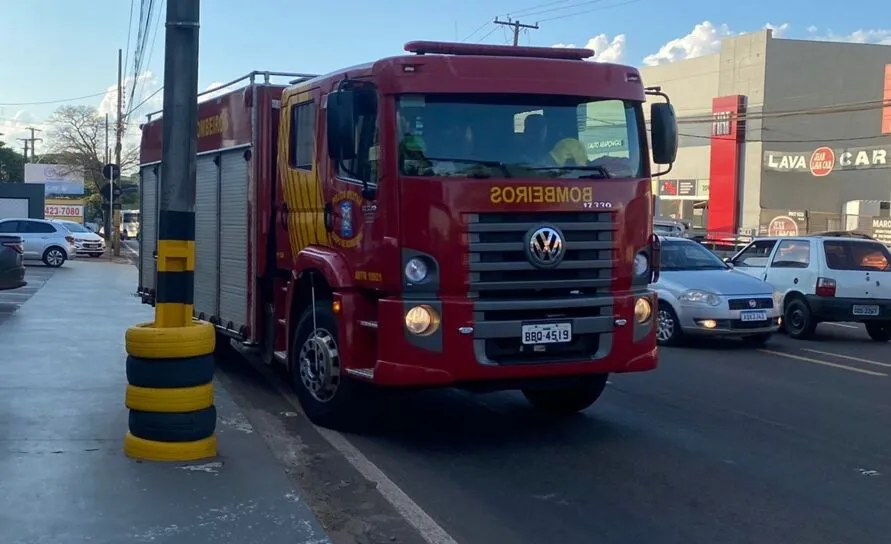 Um caminhão dos bombeiros se deslocou ao local para controlar as chamas